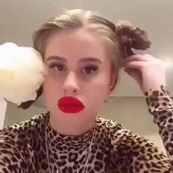 put some more lipstick on