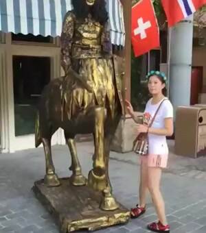 pose with that statue