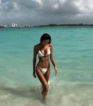 Jennifer Lee with some amazing body