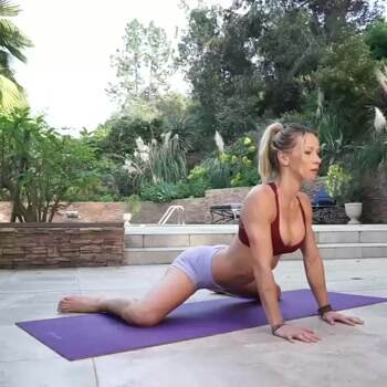 Ridiculous yoga with Zuzka Light