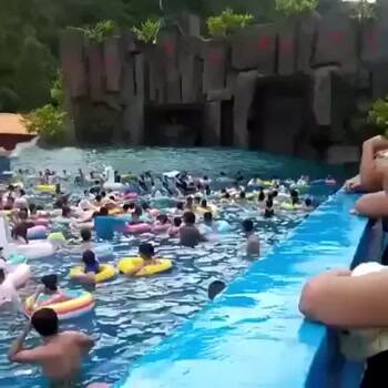 Malfunction wave created a Tsunami in China water park