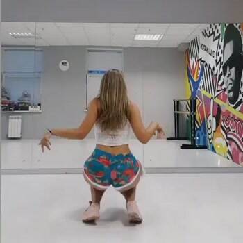 Awesome twerking from Julia