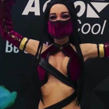Awesome Mileena Cosplay from Mortal Kombat