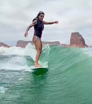 Leticia Bufoni surfing