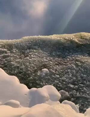 Ice flowing over Niagra Falls